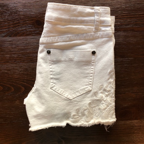 Cache White Jean Shorts with Embroidery - Picture 11 of 13